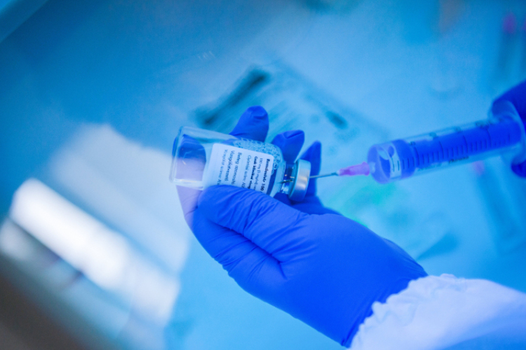 Három oltás kell az oltási igazolványhoz