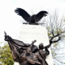 Gyertyagyújtás az emlékműnél