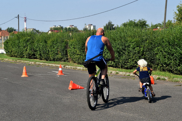 Kétkeréken Cegléden 