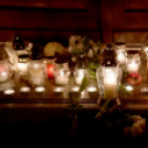 Csendes gyertyagyújtás a Dobmúzeum előtt