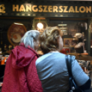 Csendes gyertyagyújtás a Dobmúzeum előtt