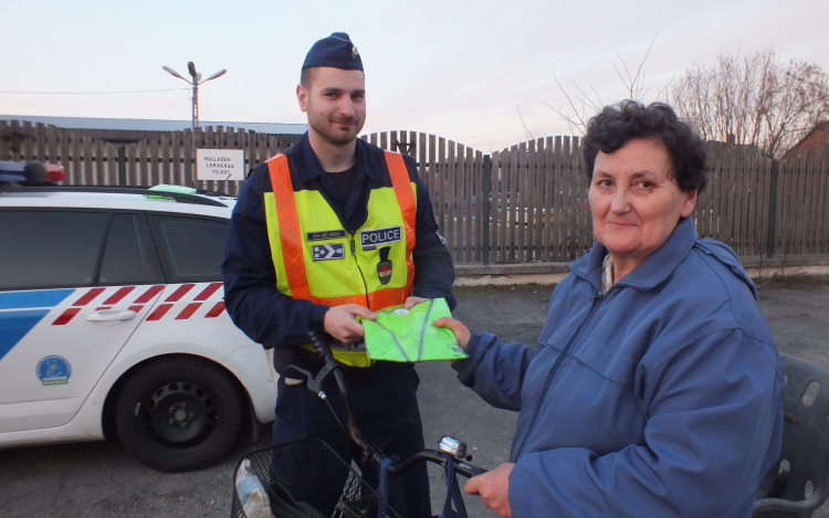 Mellényt osztottak a ceglédi rendőrök