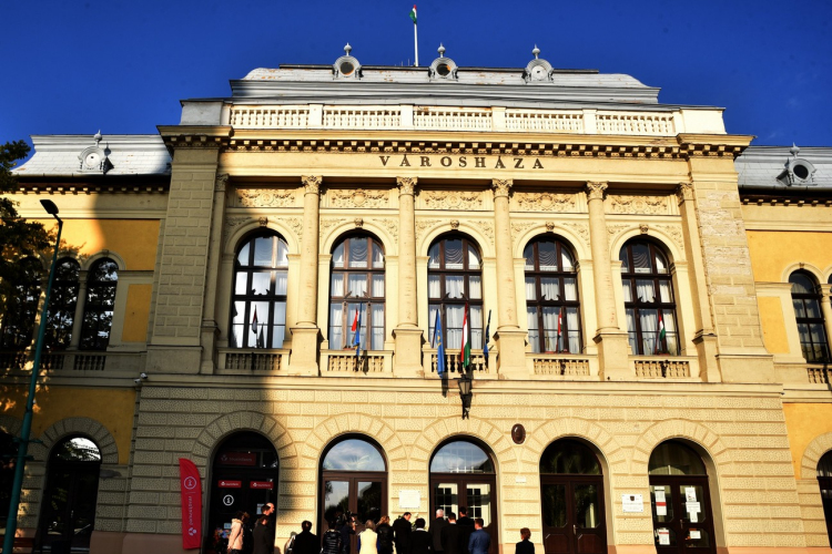 Koszorúzással kezdődött az október 23-ai megemlékezés