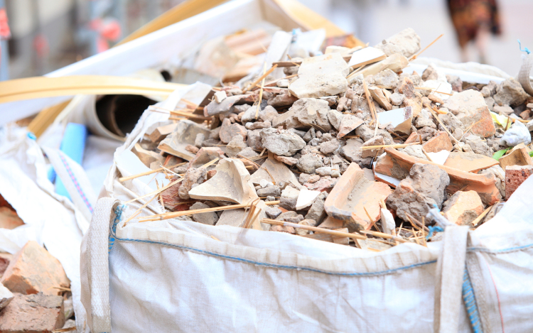 Tisztelt ingatlantulajdonosok, tisztelt ingatlanhasználók - Ne pakolják tele a közterületet!