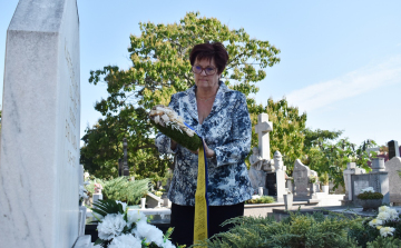 Virággal emlékeztek a néhai vezetőkre