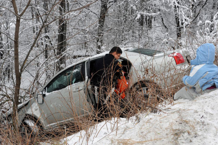 Három gyermekkel csúszott árokba egy autó