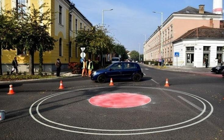 Javítási munkálatok a mini körforgalomnál