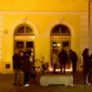 Csendes gyertyagyújtás a Dobmúzeum előtt