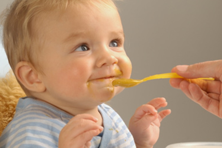 Hat hónapos koráig ne adjon a babának szilárd ételt