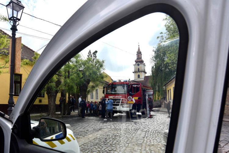 ,,Szirénázó járművek” az Eötvös téren