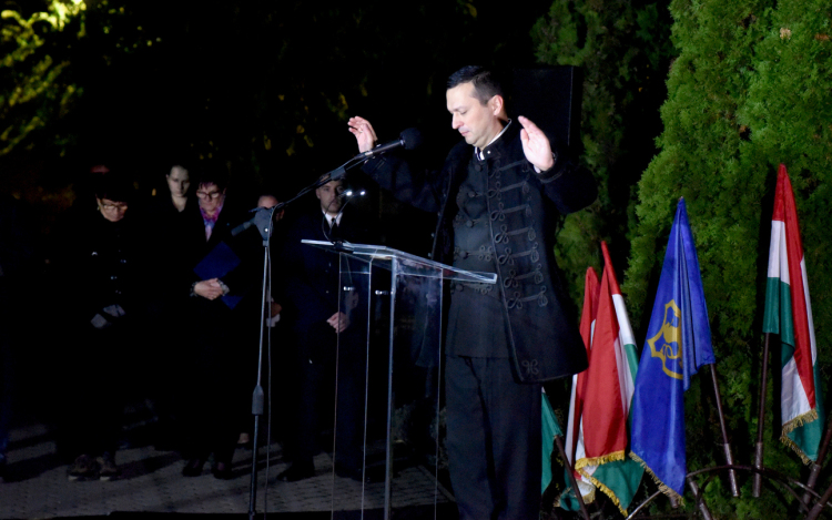 A hősök emlékéért égtek a gyertyák