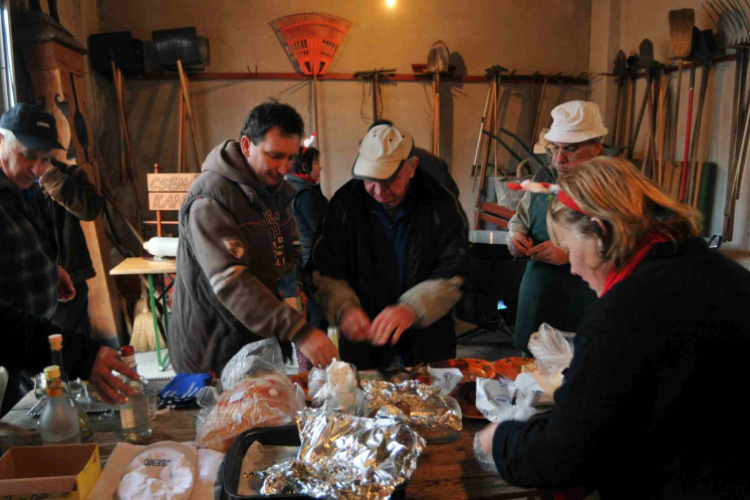 Csemői hagyományos hurkatöltő verseny