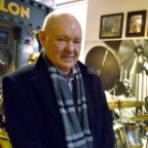 Csendes gyertyagyújtás a Dobmúzeum előtt