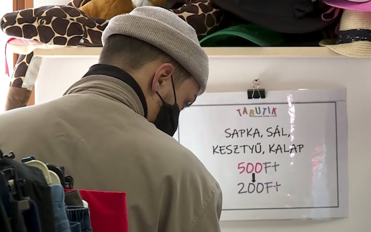 Újranyitás- nagy forgalom a boltokban