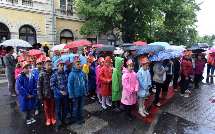 Csákók és esernyők – így telt az első nap