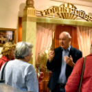 Csendes gyertyagyújtás a Dobmúzeum előtt