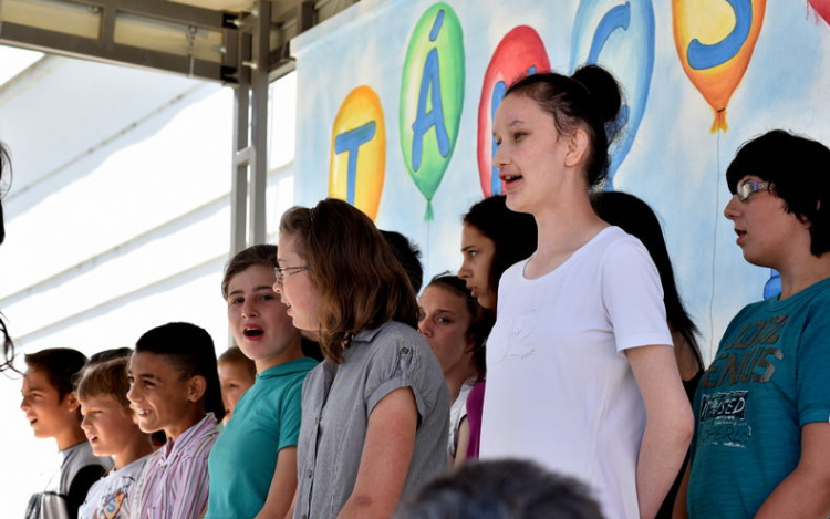 Több száz gyerek énekelt együtt