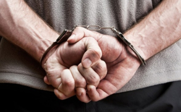 Zseblámpát és kígyóuborkát akart lopni