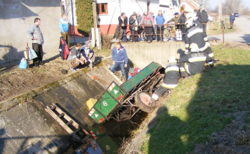 Árokba borult egy lovaskocsi Cegléden