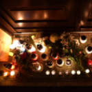 Csendes gyertyagyújtás a Dobmúzeum előtt