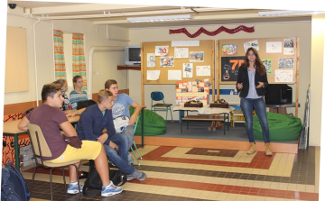 Osztályplakátok a gimi klubban