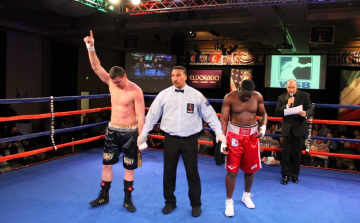 Imre keze ismét a magasban