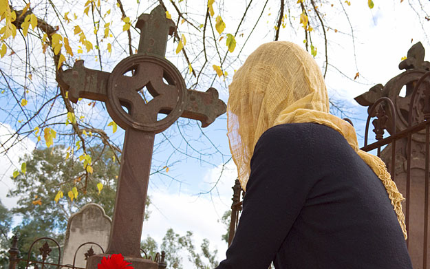 Megszólalt a saját anyjának sírt ásó albertirsai nő - VIDEÓ