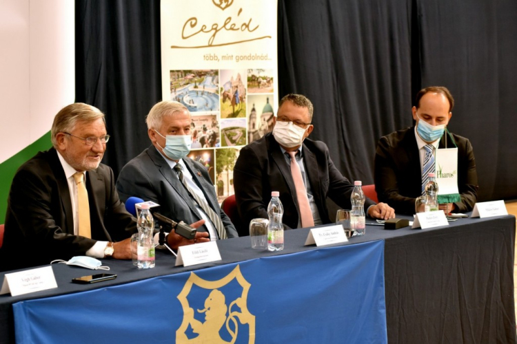 Aláírták a szerződést