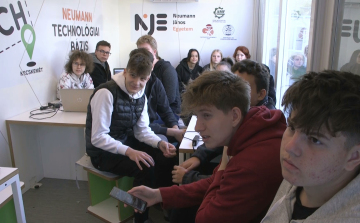 HÁZHOZ JÖTT AZ EGYETEM