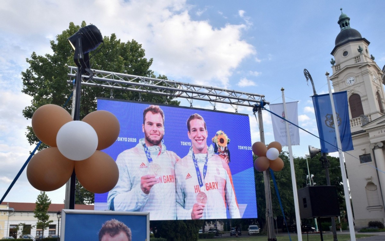 Vízilabda olimpikonok a főtéren