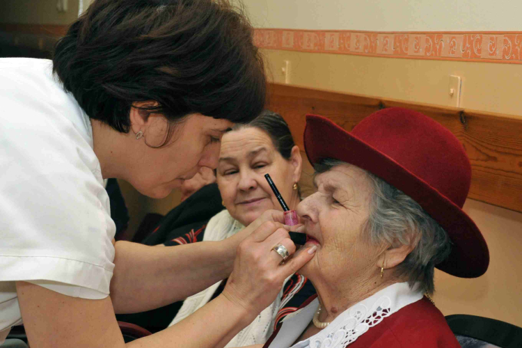 Farsang a ceglédi idősek otthonában