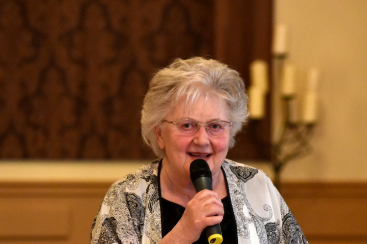 Vasfüggöny kölnivel - könyvbemutató 