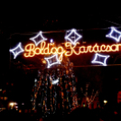 Gyönyörű karácsonyi fénybe borult a Szabadság tér