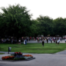 Demonstráció az éjszakai autóversenyzés ellen