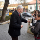 Szegfűvel köszöntötték a hölgyeket