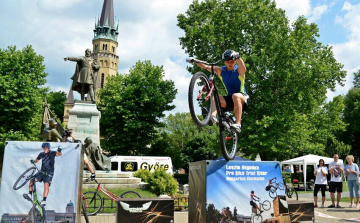 Hege Kínába utazik