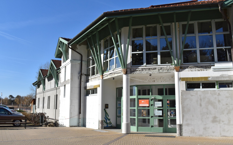 Ütemterv szerint halad a fürdő korszerűsítése