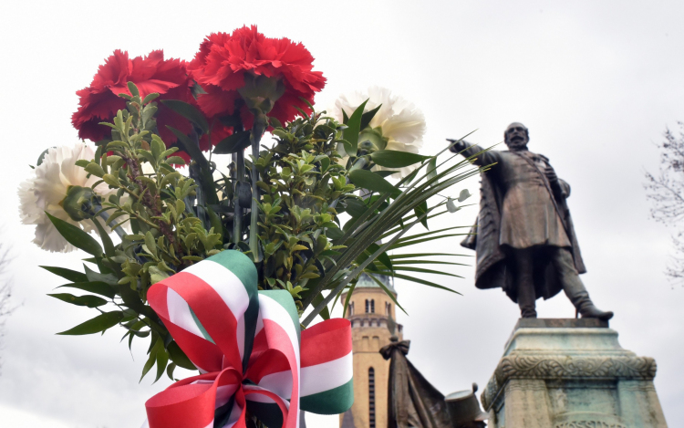 Szegfűcsokor Kossuth Lajosnak