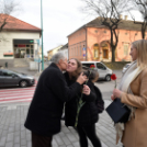 Szegfűvel köszöntötték a hölgyeket