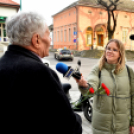 Szegfűvel köszöntötték a hölgyeket