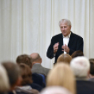 Derűbe mártott toll