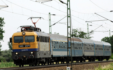 Lerobbant egy személyvonat a ceglédi vonalon