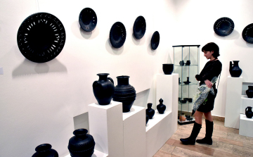 Mohácsi feketével nyitott a Ceglédi Galéria