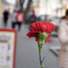 Szegfűvel köszöntötték a hölgyeket