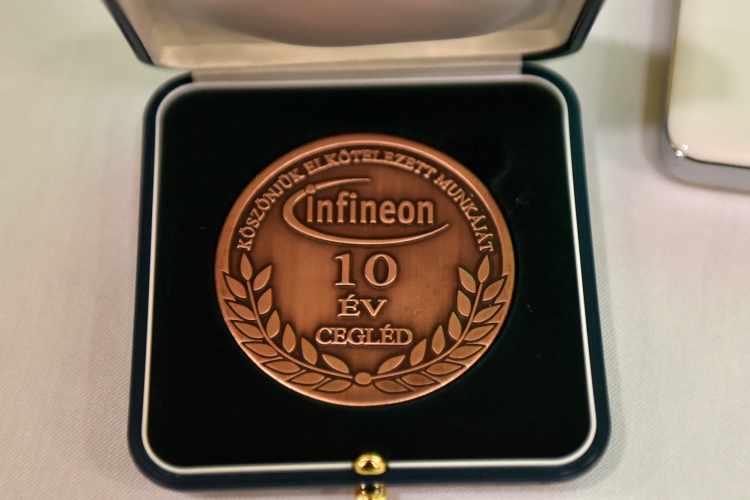 137 ünnepeltet köszöntött az Infineon 