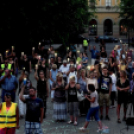 Demonstráció az éjszakai autóversenyzés ellen