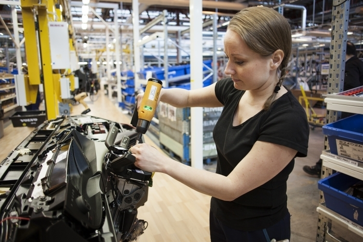 Fiatal vállalkozókat segítenek