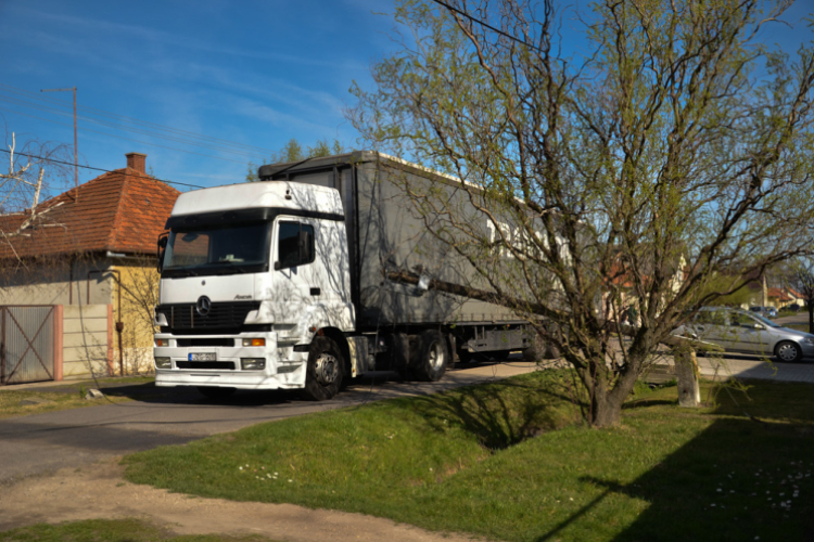 Villanyoszlopokat döntött ki egy kamionos Cegléden