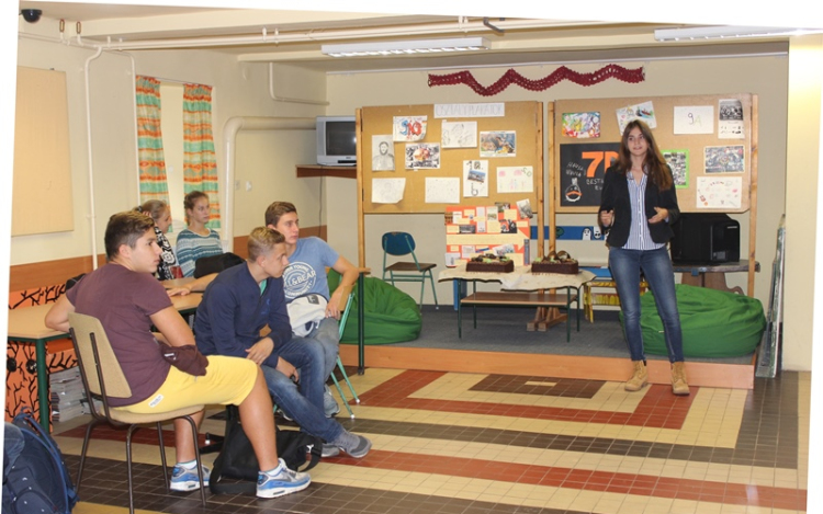 Osztályplakátok a gimi klubban