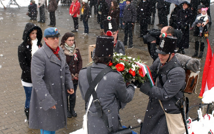 Megkoszorúzták a hóval ellepett Kossuth szobrot